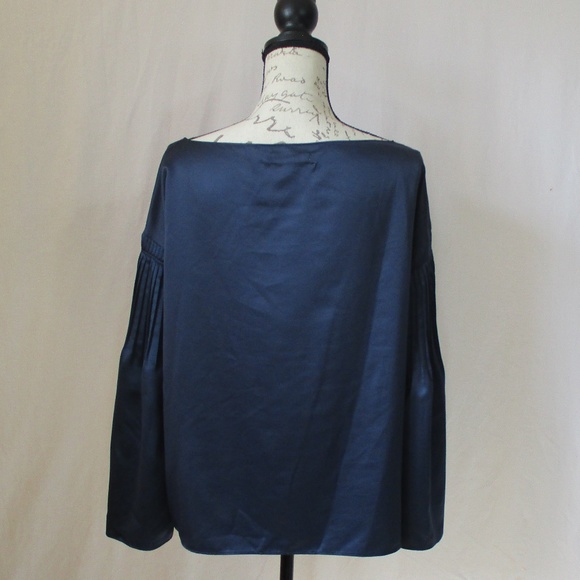 Jennifer Lopez Top with Bell sleeves - Picture 3 of 3